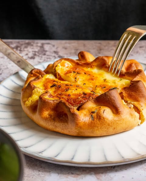 Ça c'est le réconfort automnal par excellence 😎\n\nUne tourte poulet curry bien chaude, fondante et croquante à la fois, ça vous dit ? 😋\n\n📸 @agence_grandbruit  #bibiche #caen #patisserie #tourte #pouletcurry #tourtepoulet