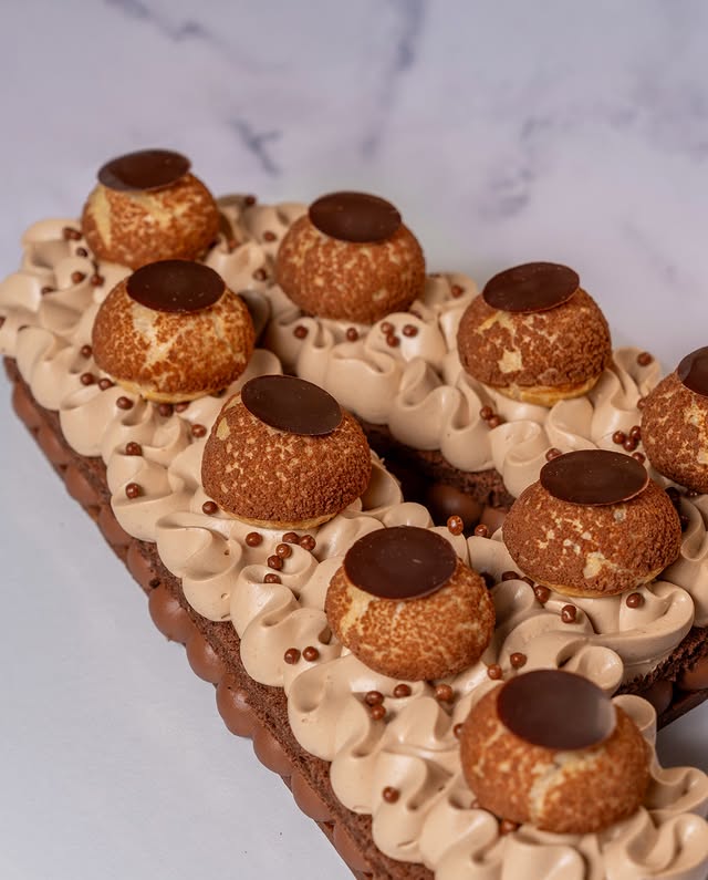 Un anniversaire de prévu ? Envie d'impressionner vos invités ? Quoi de mieux qu'un délicieux number cake personnalisé rien que pour vous ? 😍\n\nFaçon tarte citron, chocolat praliné ou vanille fruits rouges, il y en aura pour tous les goûts ❤️\n\nCommandez le vôtre dès maintenant 📞 02 31 45 70 43\n\n📸 @agence_grandbruit  #bibiche #caen #patisserie #numbercake #lettercake #gateaupersonnalise