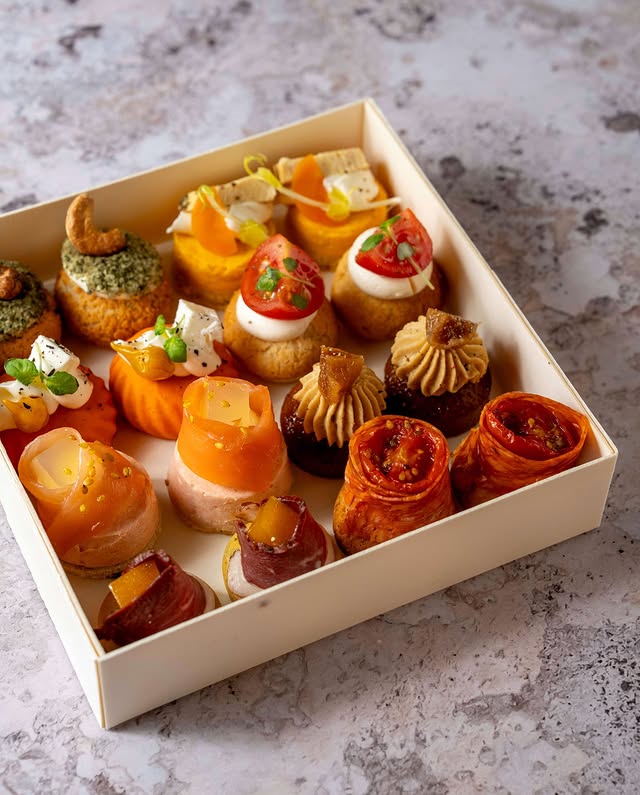Pour vos réceptions, apéritifs, repas entre amis ou en famille… Le meilleur choix, c'est toujours Bibiche 😎\n\nCommandez vos plateaux de petits fours dès maintenant\n📞 02 31 45 70 43\n\n📸 @agence_grandbruit #bibiche #caen #patisserie #petitsfours #plateau #aperitif