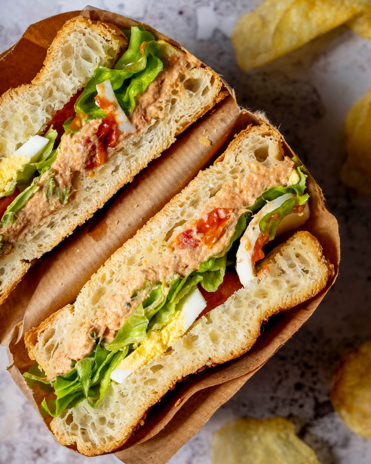 Un sandwich revisité par Bibiche, et c’est à tomber 🔥 \n\nPâte à croissant feuilletée, rillettes de thon au pesto de tomates confites, crème d’avocat, œuf dur, tomates confites, salade 🥗\nLe tout accompagné de chips de la Ferme de l’Odon pour la touche finale croustillante 🥰\n\n📍 À déguster au Bibiche Café Gourmand à Caen\n\n📸 @agence_grandbruit #bibiche #caen #sandwich #food #pausedej