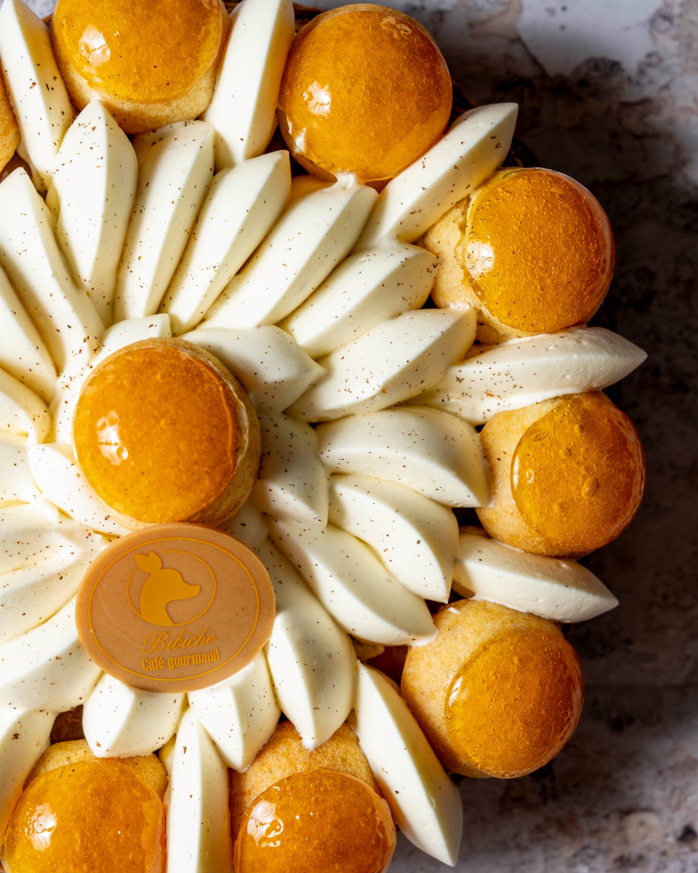 L’élégance à la française, version Bibiche ✨ \n\nLe Saint Honoré débarque, et pas par la petite porte 👀\nCroustillant, fondant, vanillé, caramélisé… un vrai festival de saveurs 😋\n\nPâte feuilletée croustillante, crémeux vanille de Madagascar, caramel filant, crème montée vanille, choux nappés de caramel croquant 🤤\n\nUn classique indémodable, parfait pour les amateurs de grands desserts français ❤️\n\n📸 @agence_grandbruit #bibiche #caen #patisserie #sainthonore #gourmandise